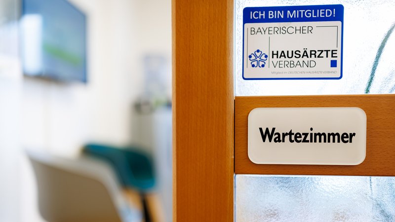 (Symbolbild) Bayern hat im Vergleich zu anderen Bundesländern eine gute Versorgung mit Kassenärzten und -psychotherapeuten, aber es gibt auch kahle Stellen auf dem Land. | Bild: picture alliance/dpa | Daniel Karmann (Symbolbild) Bayern hat im Vergleich zu anderen Bundesländern eine gute Versorgung mit Kassenärzten und -psychotherapeuten, aber es gibt auch kahle Stellen auf dem Land.