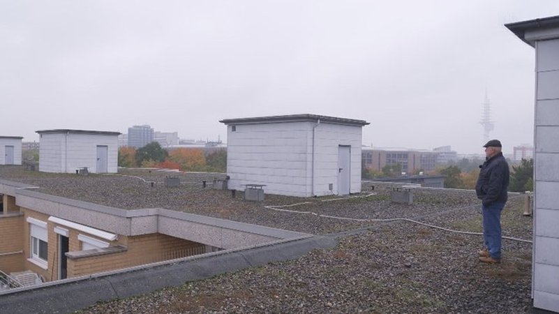 Günter Hormann auf dem sanierungsbedürftigen Dach seiner WEG