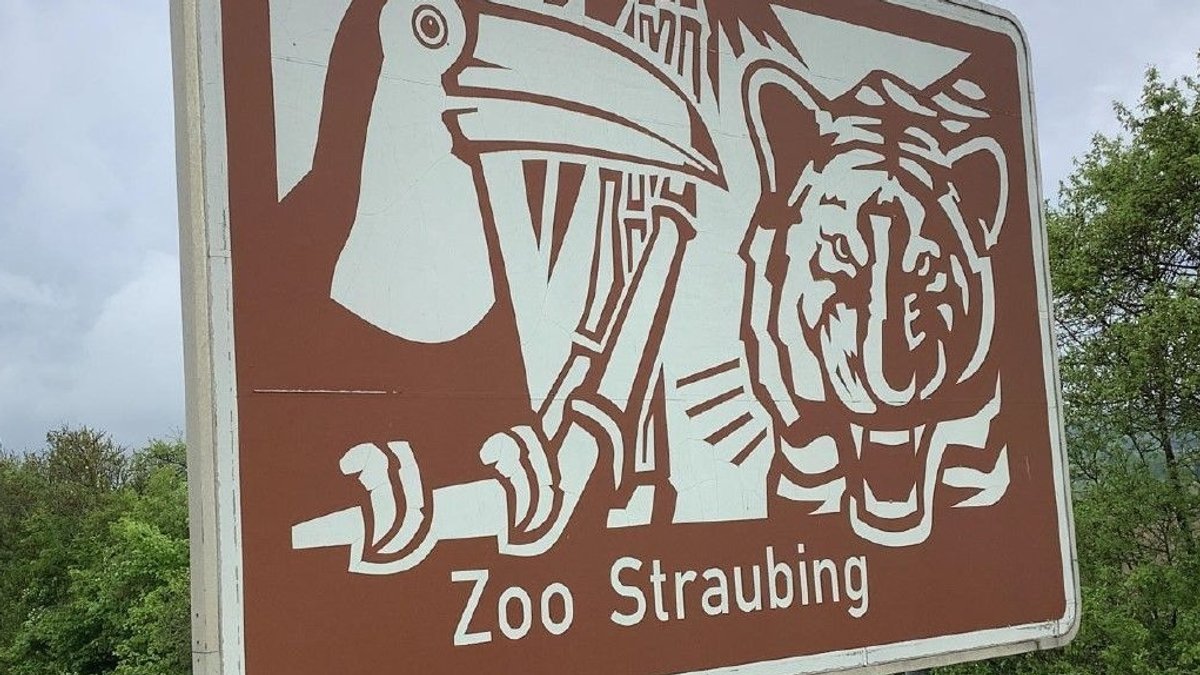 Werbeschild für den Tiergarten Straubing an der A3.