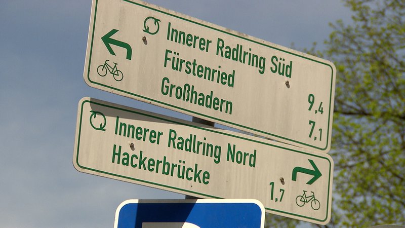 Wegweiser für Fahrradwege in München.