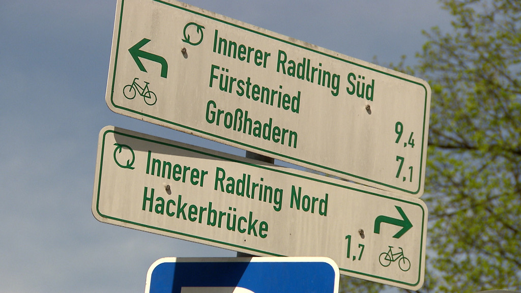 Wegweiser für Radwege in München.