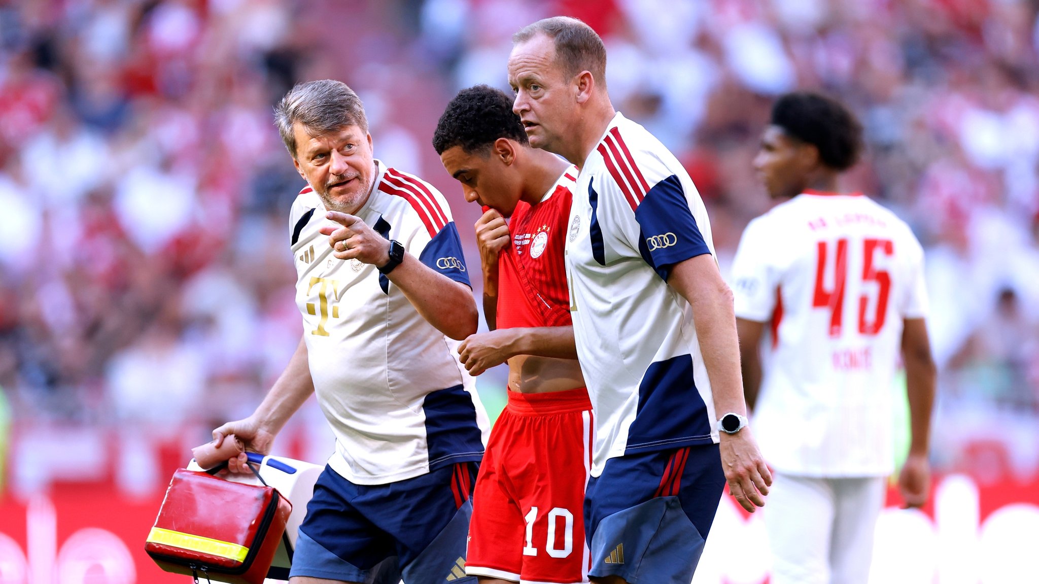 Jamal Musiala wird nach einem Schwächeanfall während eines Testspiels gegen RB Leipzig vom Platz gebracht | Bild: picture alliance / Laci Perenyi | Laci Perenyi Jamal Musiala wird nach einem Schwächeanfall während eines Testspiels gegen RB Leipzig vom Platz gebracht