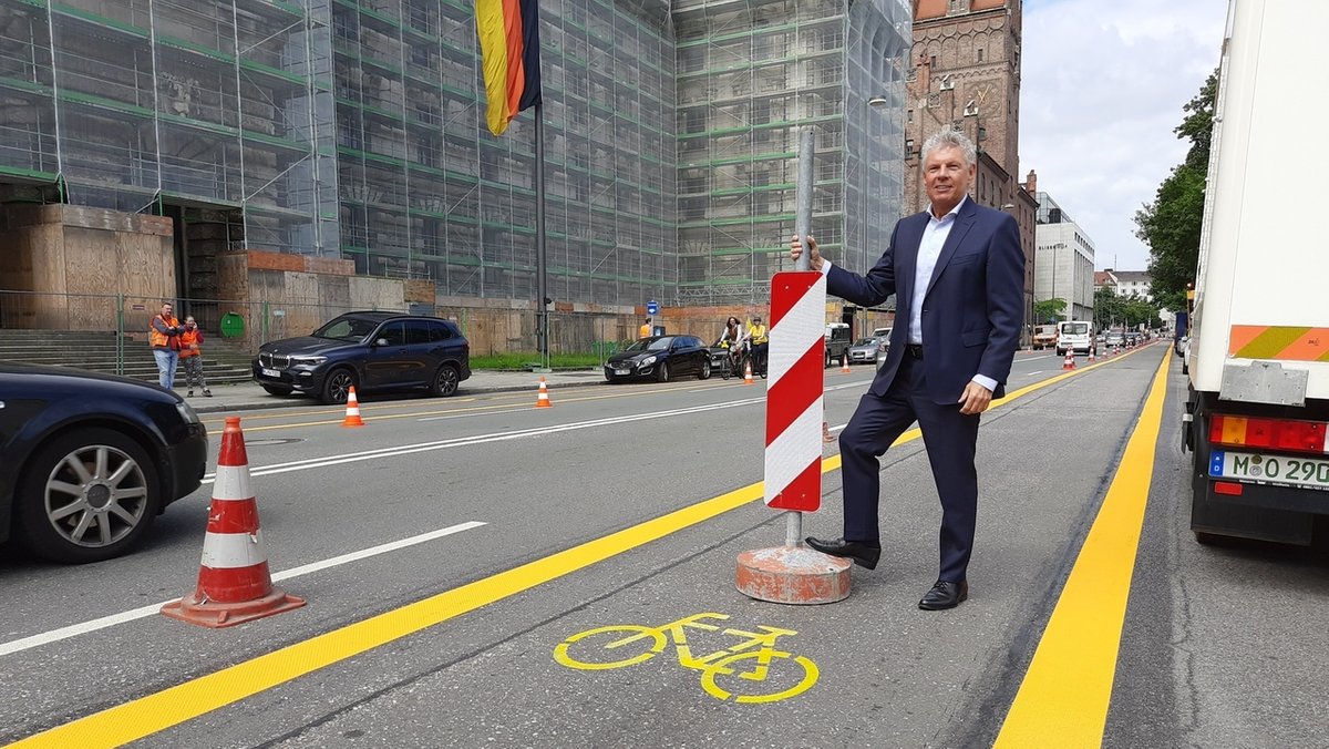 Münchens Oberbürgermeister Dieter Reiter eröffnete am 22.06.2020 den ersten Pop-up-Radweg in München.
