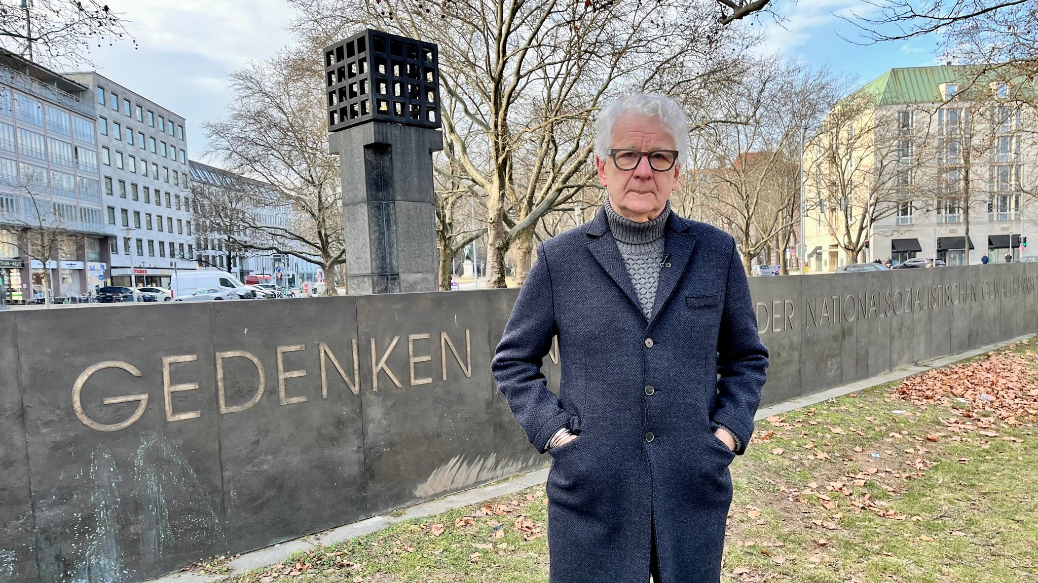 Marcel Reif am "Platz der Opfer des Nationalsozialismus" in München.