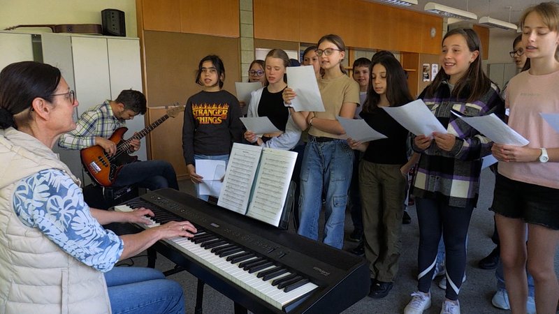 Schüler bei einer Gesangsprobe.