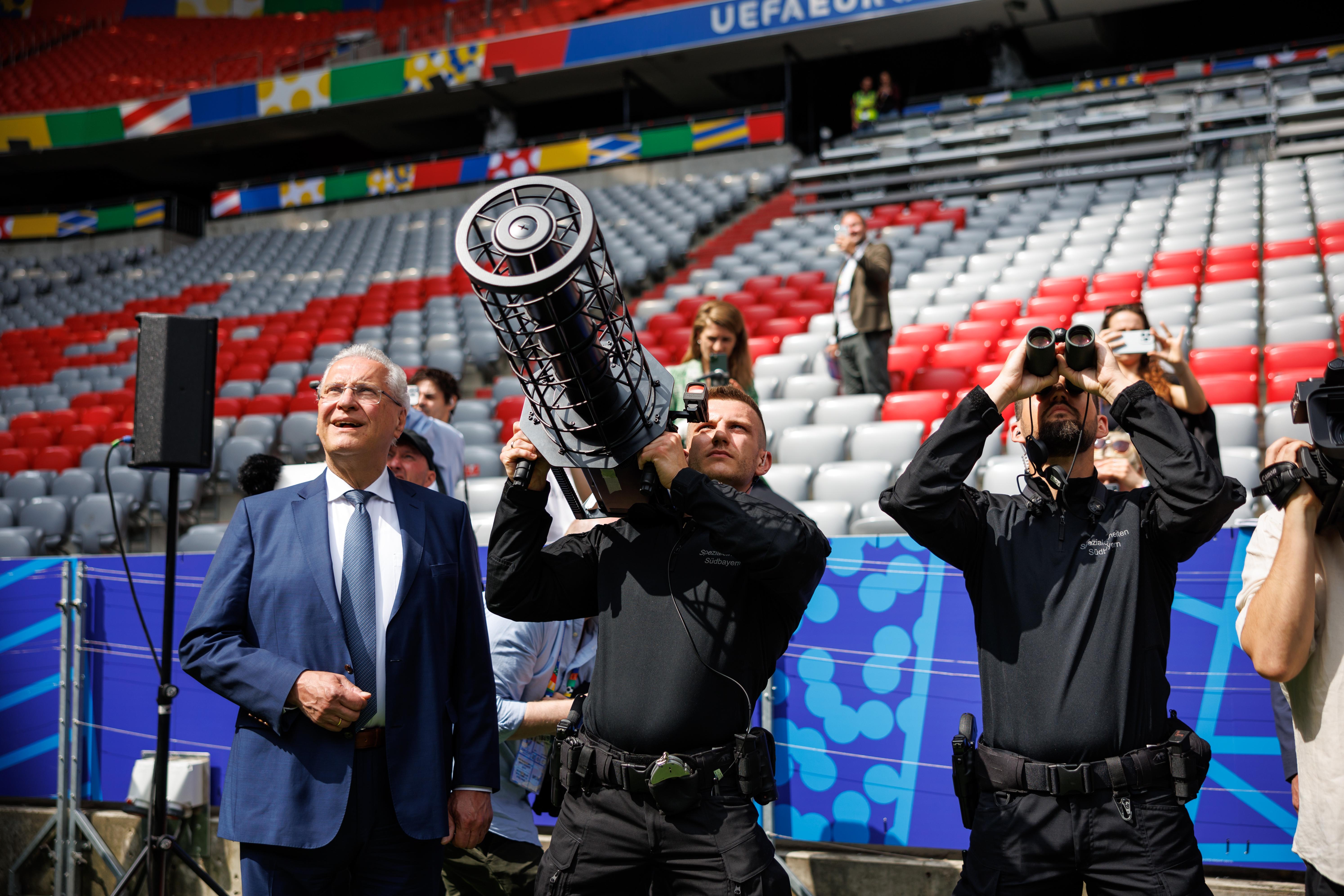 Die Fußball-EM soll sicher sein: Polizeikräfte führen in München eine Technik zur Drohnen-Abwehr vor. Links: CSU-Innenminister Joachim Herrmann.