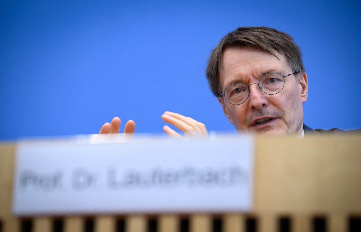 Karl Lauterbach (SPD), Bundesminister für Gesundheit, informiert in der Bundespressekonferenz 