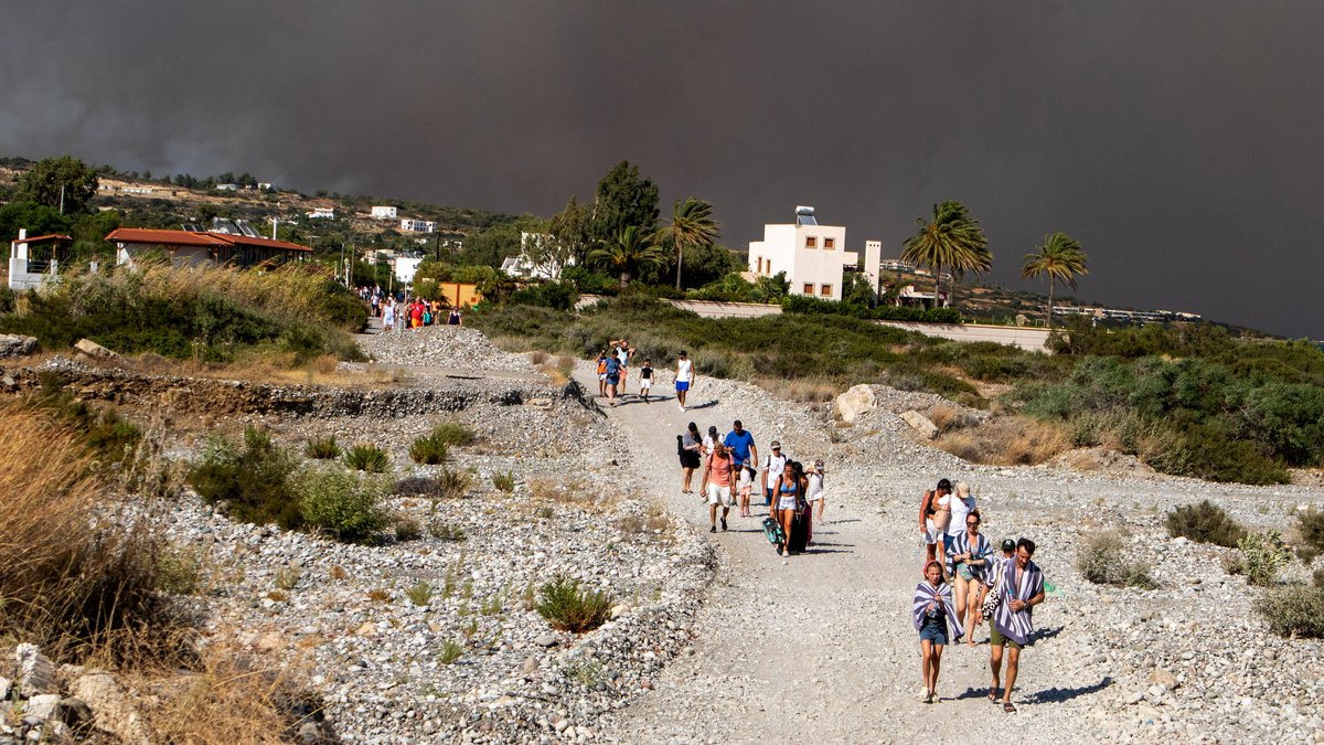 Waldbrand auf Rhodos: Tausende Touristen fliehen vor den Flammen