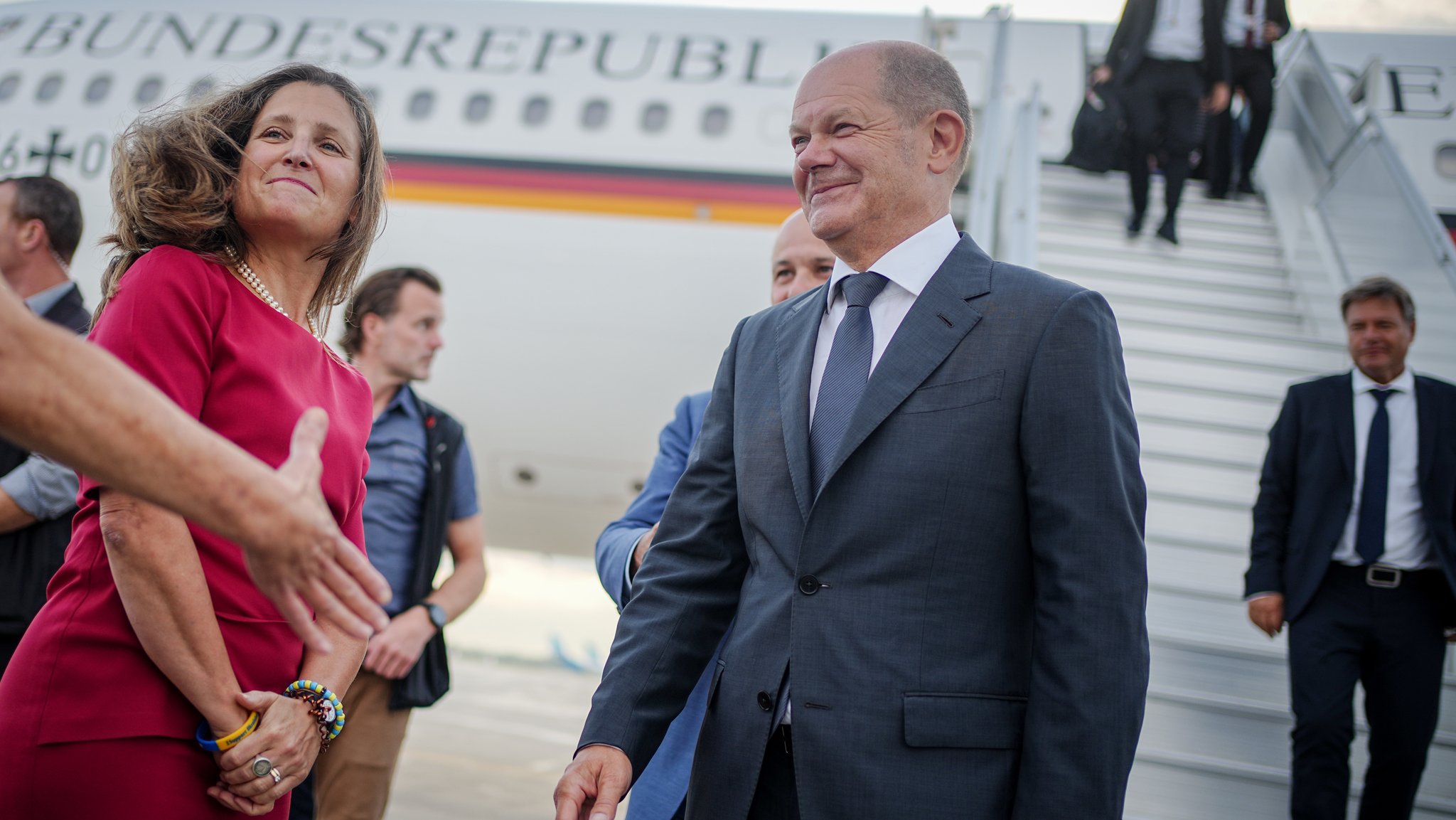 Bundeskanzler Olaf Scholz (SPD) und Wirtschaftsminister Robert Habeck (Grüne) sind zu einem Besuch in Kanada eingetroffen.