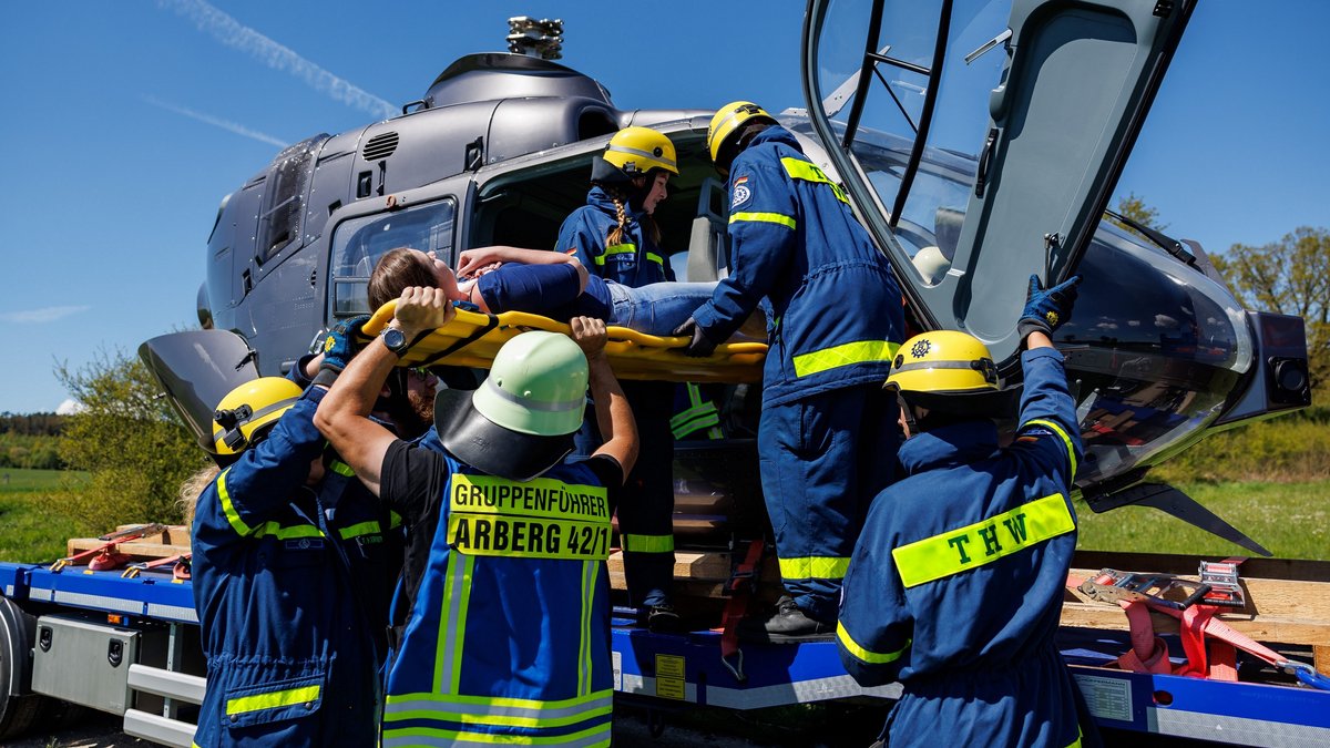 Ehrenamtliche Helfer des Technischen Hilfswerks (THW) bergen während der Katastrophenschutzübung Insassen aus einem notgelandeten Hubschrauber. 