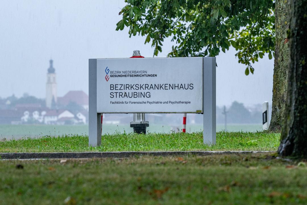 Schild des Bezirkskrankenhauses Straubing
