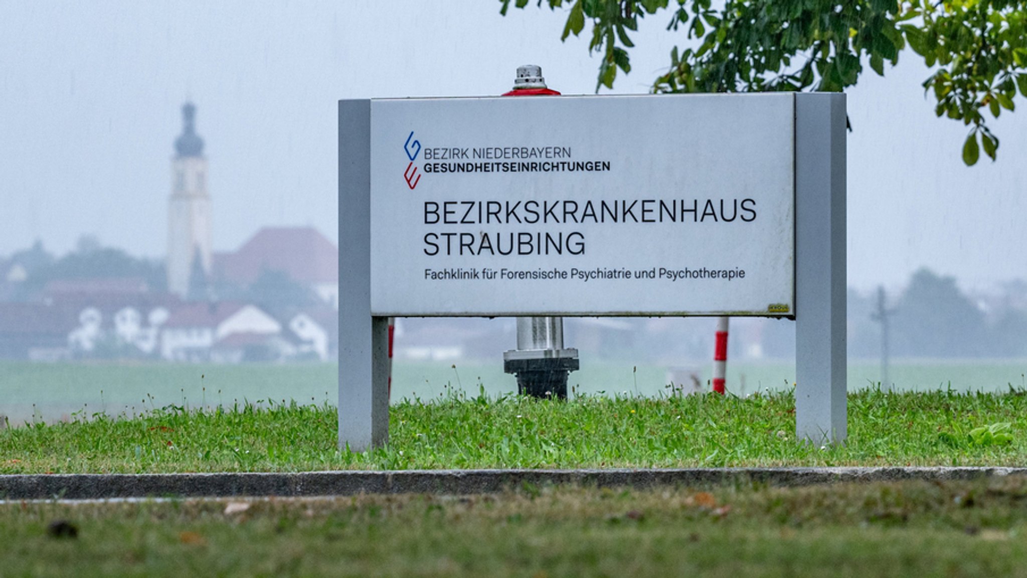 Schild des Bezirkskrankenhauses Straubing