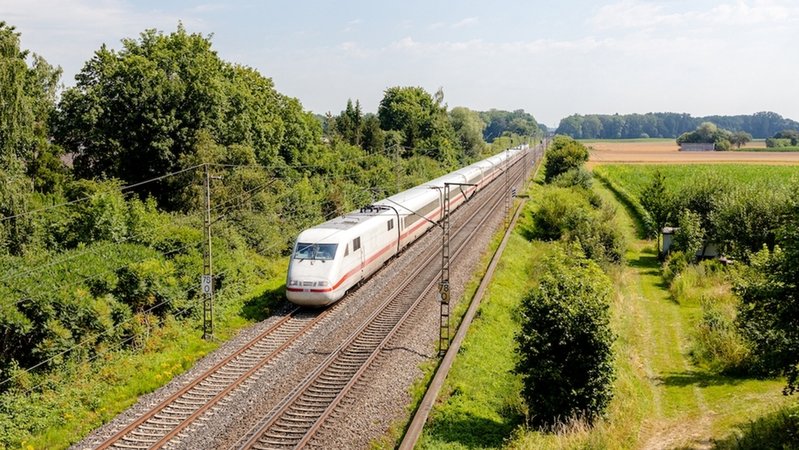 Ein ICE  fährt von Augsburg nach Ulm