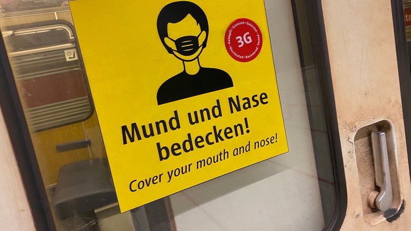 Maskenpflicht-Hinweisschild an einer Münchner U-Bahn-Tür (Symbolbild)