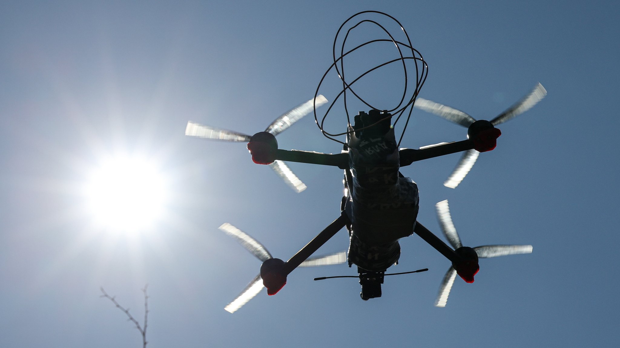 DIESES FOTO WIRD VON DER RUSSISCHEN STAATSAGENTUR TASS ZUR VERFÜGUNG GESTELLT. [RUSSIA - APRIL 22, 2026: An FPV drone is used by servicemen deployed with the Dnepr Group of the Russian Armed Forces on the Zaporozhye front of the special military operation. Alexander Polegenko/TASS]
