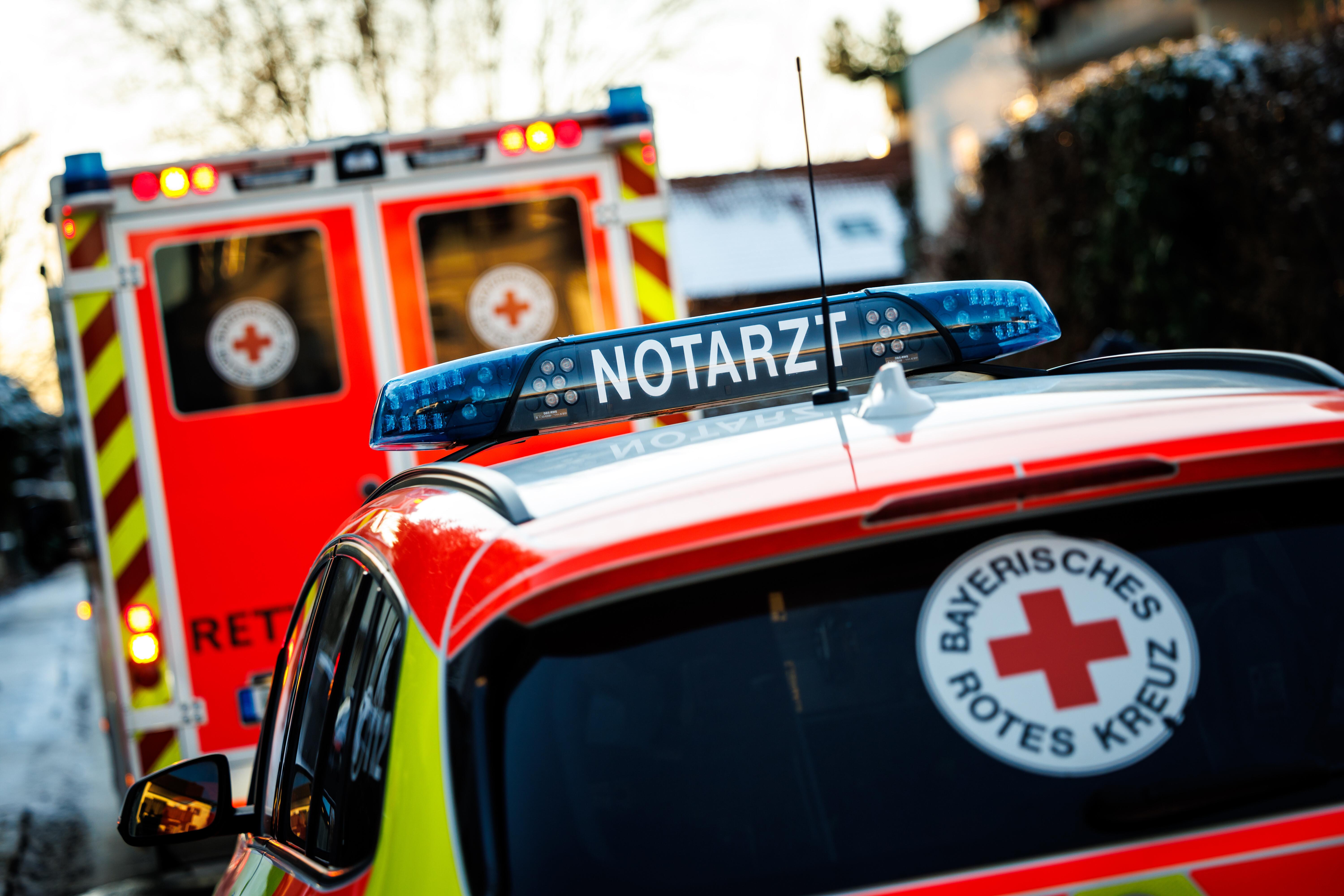 Notarzteinsatzfahrzeug steht während eines Rettungseinsatzes  hinter einem Rettungswagen