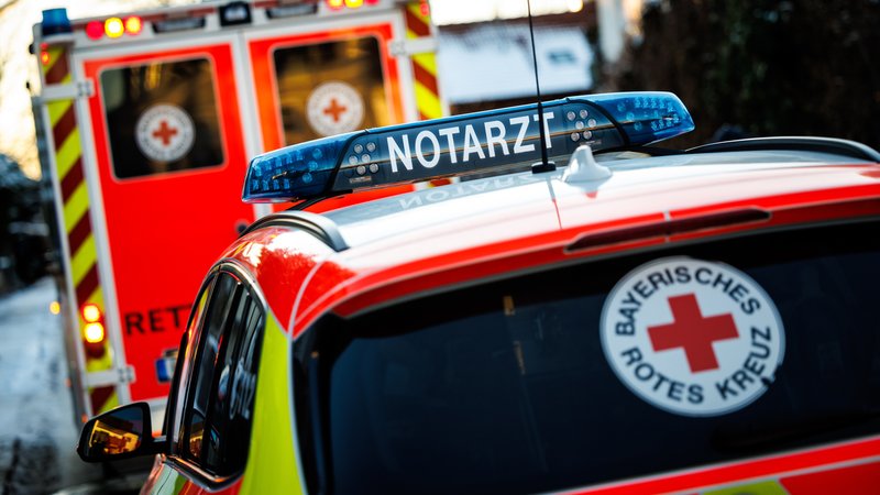 Notarzteinsatzfahrzeug steht während eines Rettungseinsatzes hinter einem Rettungswagen | Bild: picture alliance / dpa | Matthias Balk Notarzteinsatzfahrzeug steht während eines Rettungseinsatzes hinter einem Rettungswagen