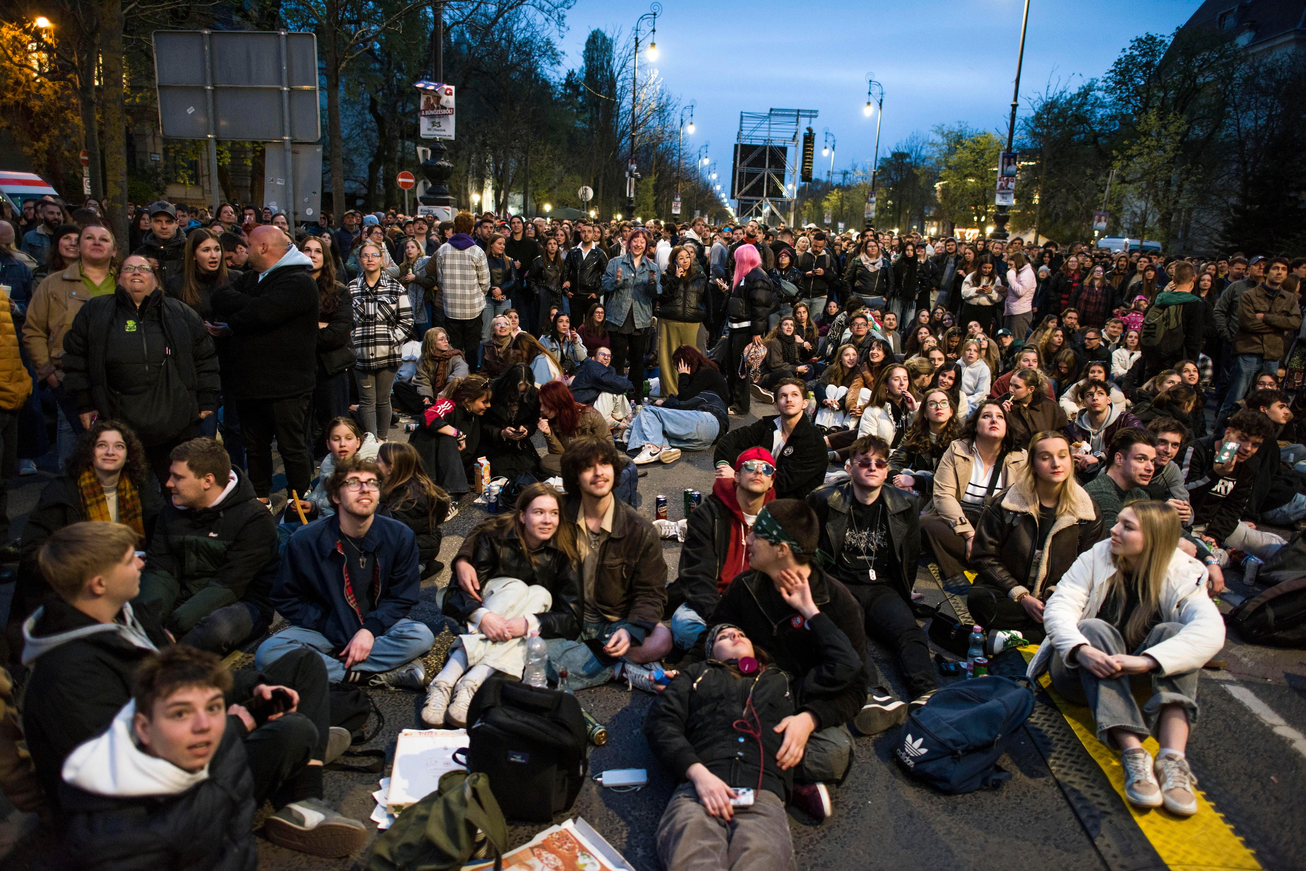 10.04.2026: Mehr als 100.000 Menschen bei Konzert gegen Viktor Orban