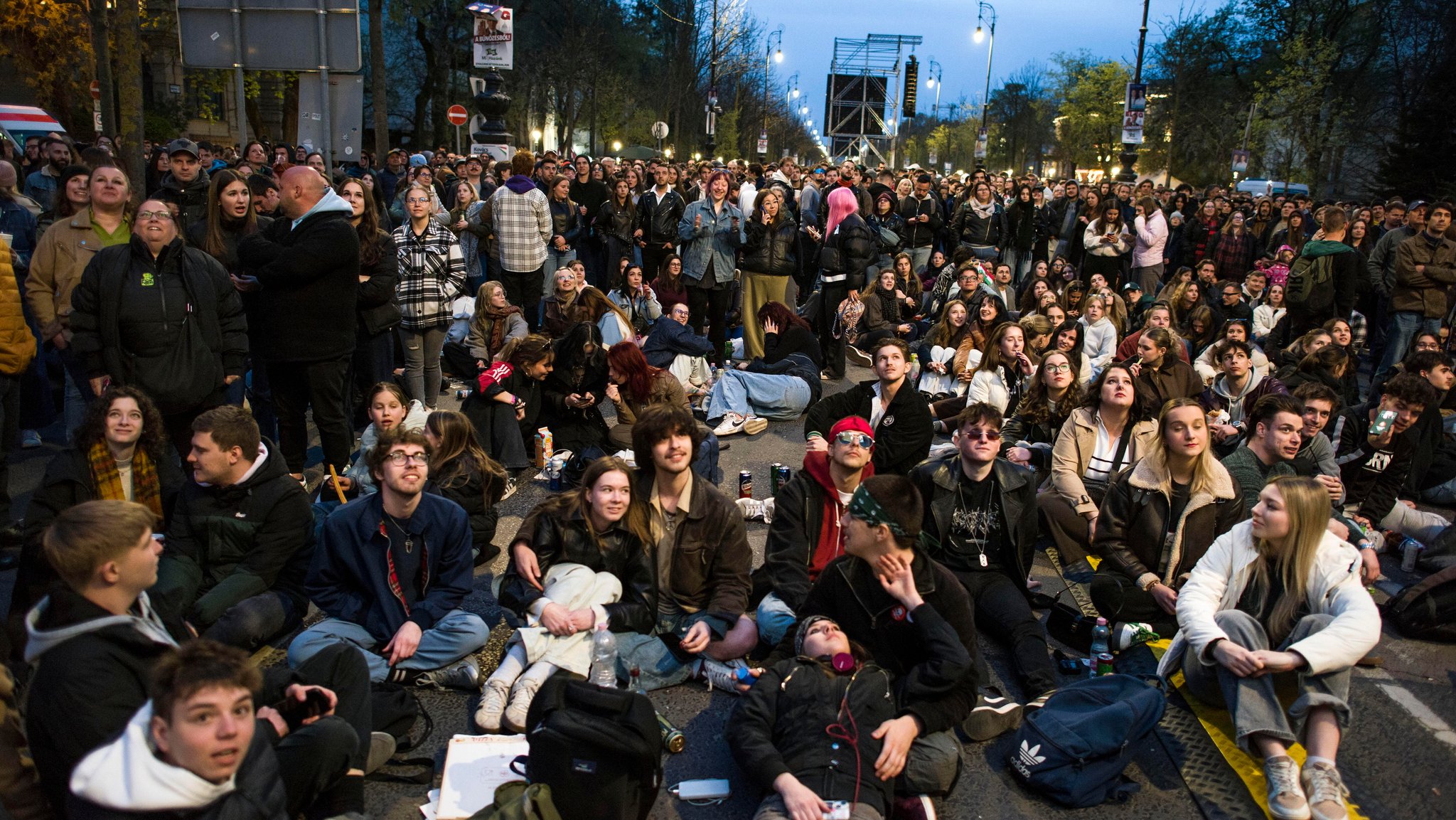 10.04.2026: Mehr als 100.000 Menschen bei Konzert gegen Viktor Orban