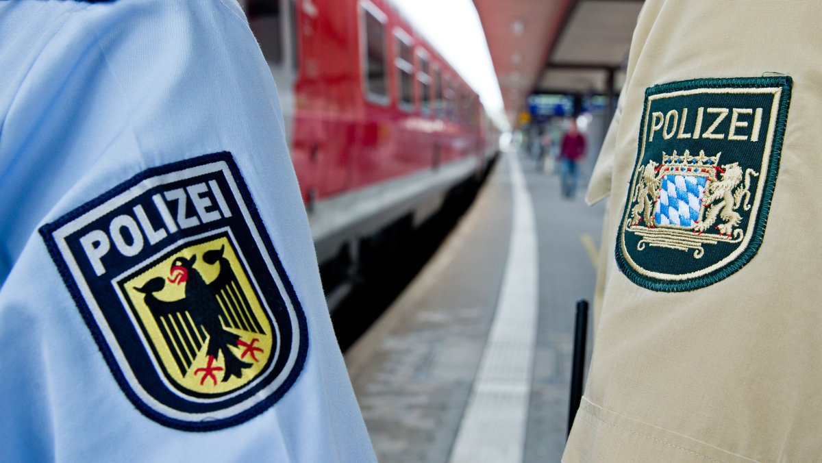 Sexualdelikte, Gewaltverbrechen, Diebstähle: Bahnhöfe gelten in Deutschland als Kriminalitätsschwerpunkte. Oft werden gefährliche Gegenstände eingesetzt. Die Bundespolizei setzt deshalb in Nürnberg auf ein 48-stündiges Waffenverbot am Hauptbahnhof.