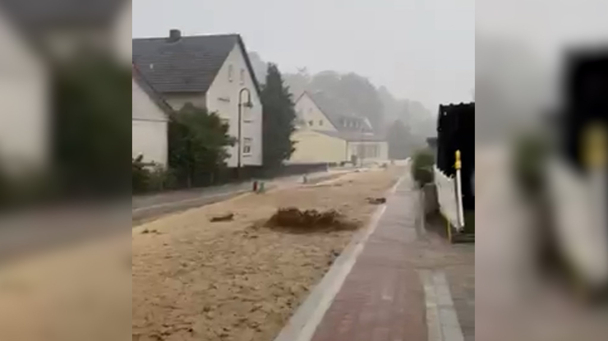 So wurde die Straßenbefestigung in Kranzberg weggespült.