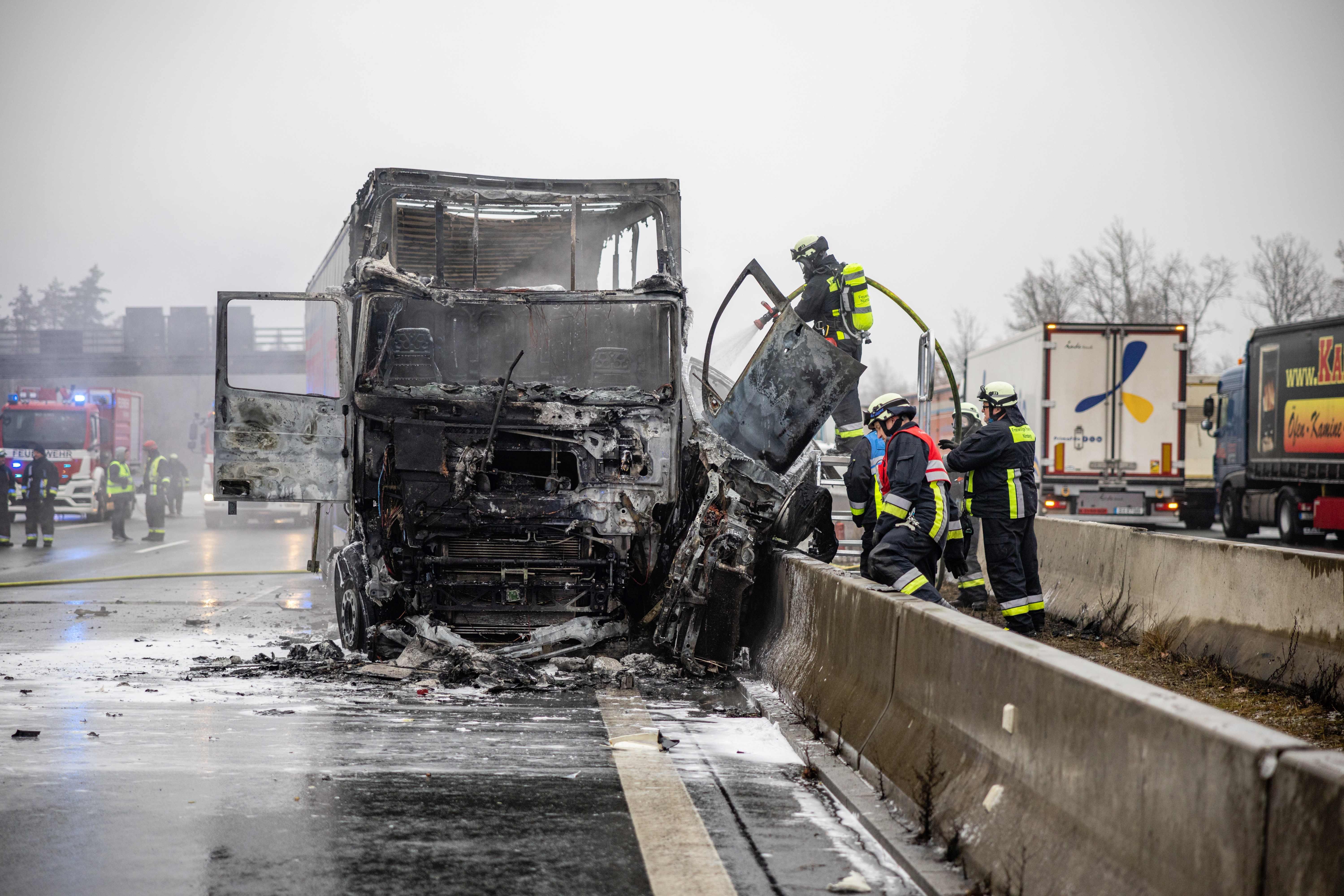 Unfall auf spiegelglatter A6: Fahrzeuge in Flammen, ein Toter