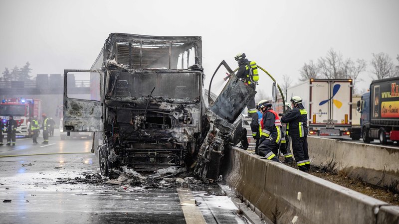 Unfall auf spiegelglatter A6: Fahrzeuge in Flammen, ein Toter | Bild: News5 Unfall auf spiegelglatter A6: Fahrzeuge in Flammen, ein Toter