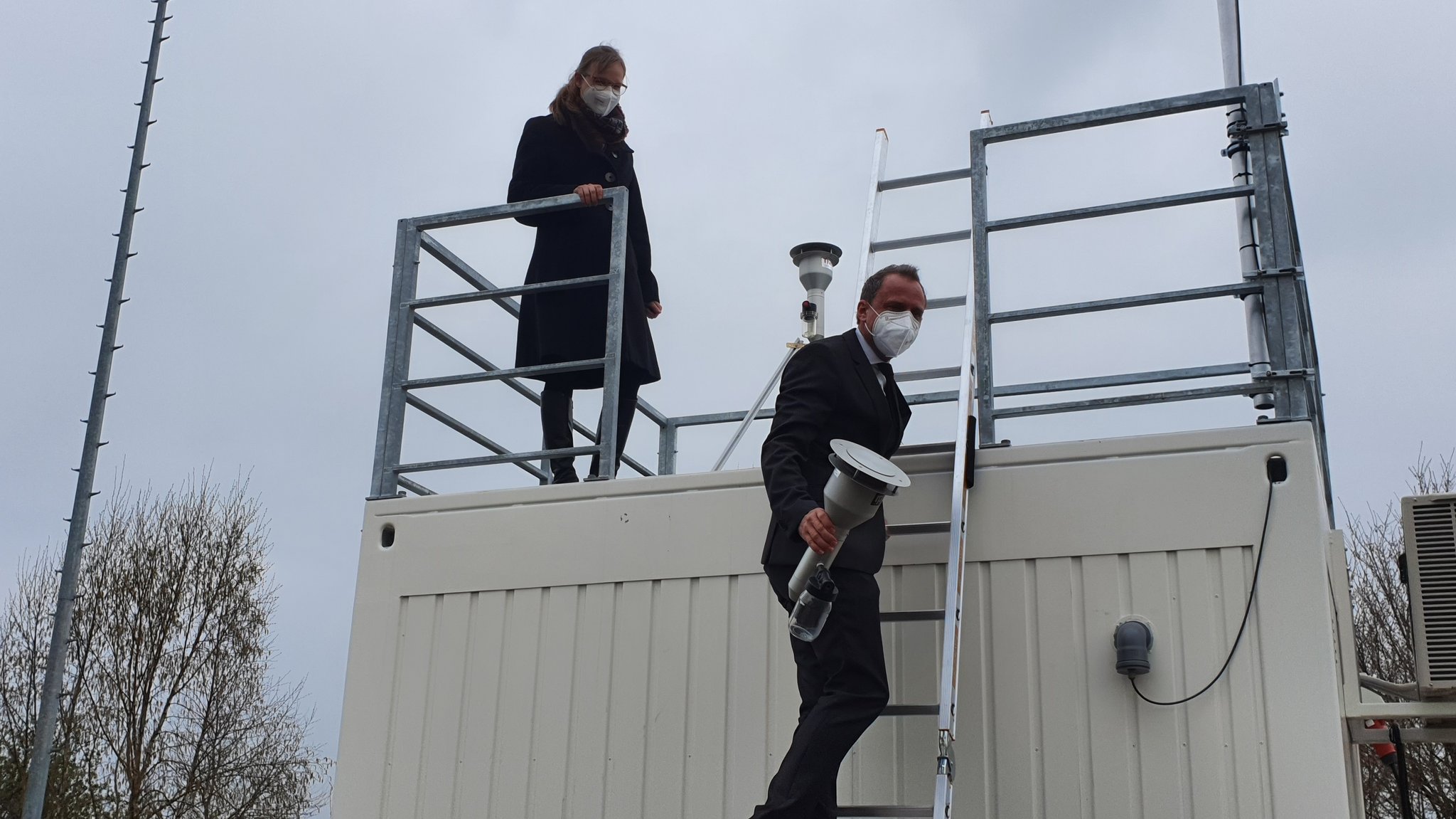 Umweltminister Glauber und Professorin Nölscher auf der Messstation