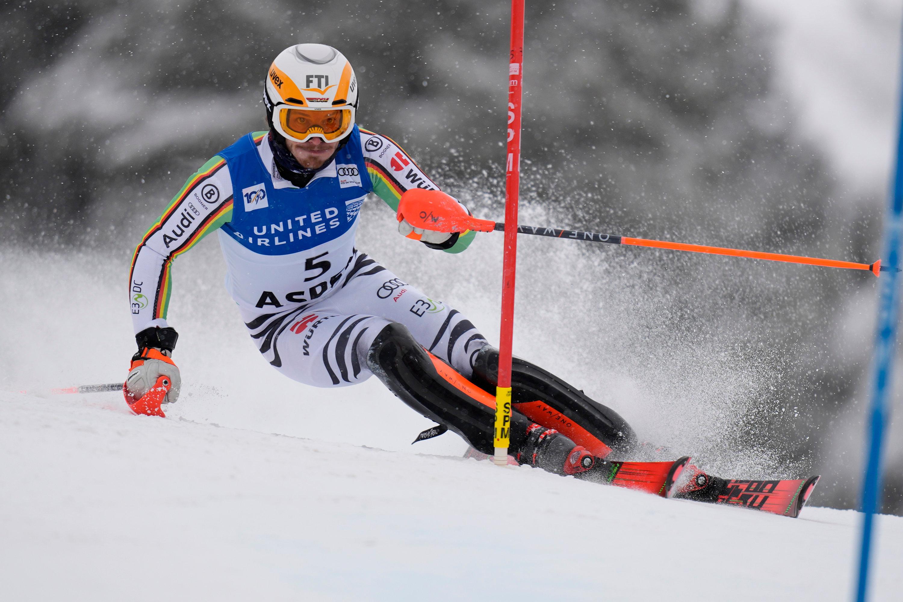 ARCHIV - 03.03.2024, USA, Aspen: Ski alpin: Weltcup, Slalom, Herren, 1. Durchgang: Linus Straßer aus Deutschland in Aktion. (zu dpa: «Slalom-Kristall als Ziel: Straßer will Geschichte schreiben») Foto: John Locher/AP/dpa +++ dpa-Bildfunk +++