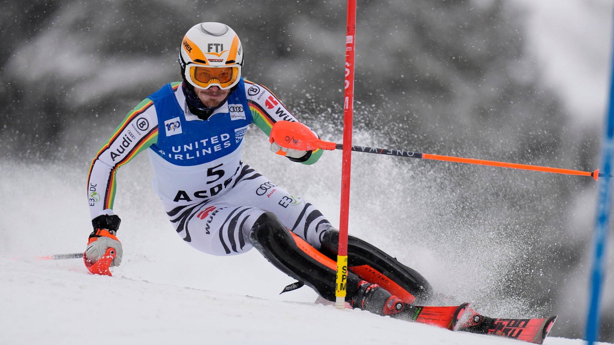 ARCHIV - 03.03.2024, USA, Aspen: Ski alpin: Weltcup, Slalom, Herren, 1. Durchgang: Linus Straßer aus Deutschland in Aktion. (zu dpa: «Slalom-Kristall als Ziel: Straßer will Geschichte schreiben») Foto: John Locher/AP/dpa +++ dpa-Bildfunk +++