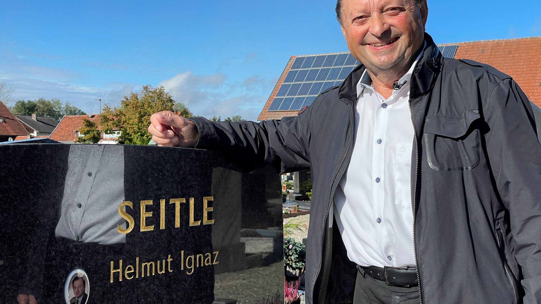 Helmut Seitle aus dem Friedhof in Karlshuld an seiner eigenen Grabstätte.