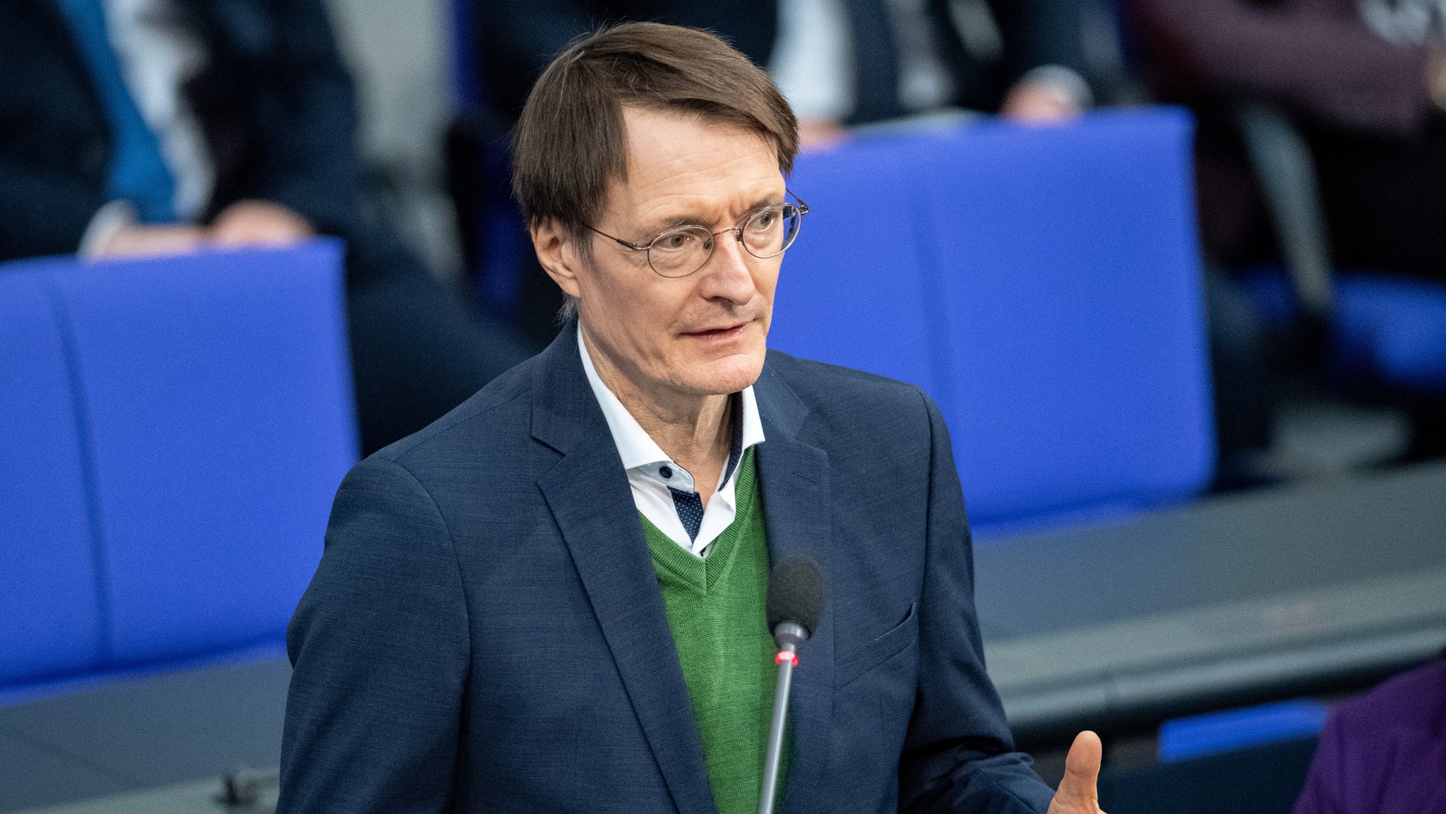 Karl Lauterbach, Bundesminister für Gesundheit, spricht bei einer Befragung der Bundesregierung im Bundestag.