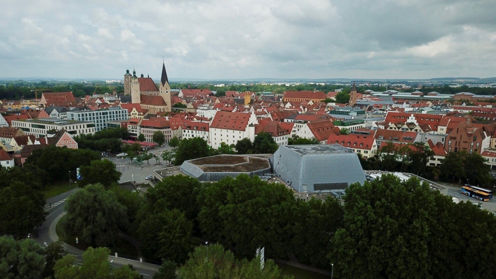 Stadtansicht von Ingolstadt mit Münster und Stadttheater.