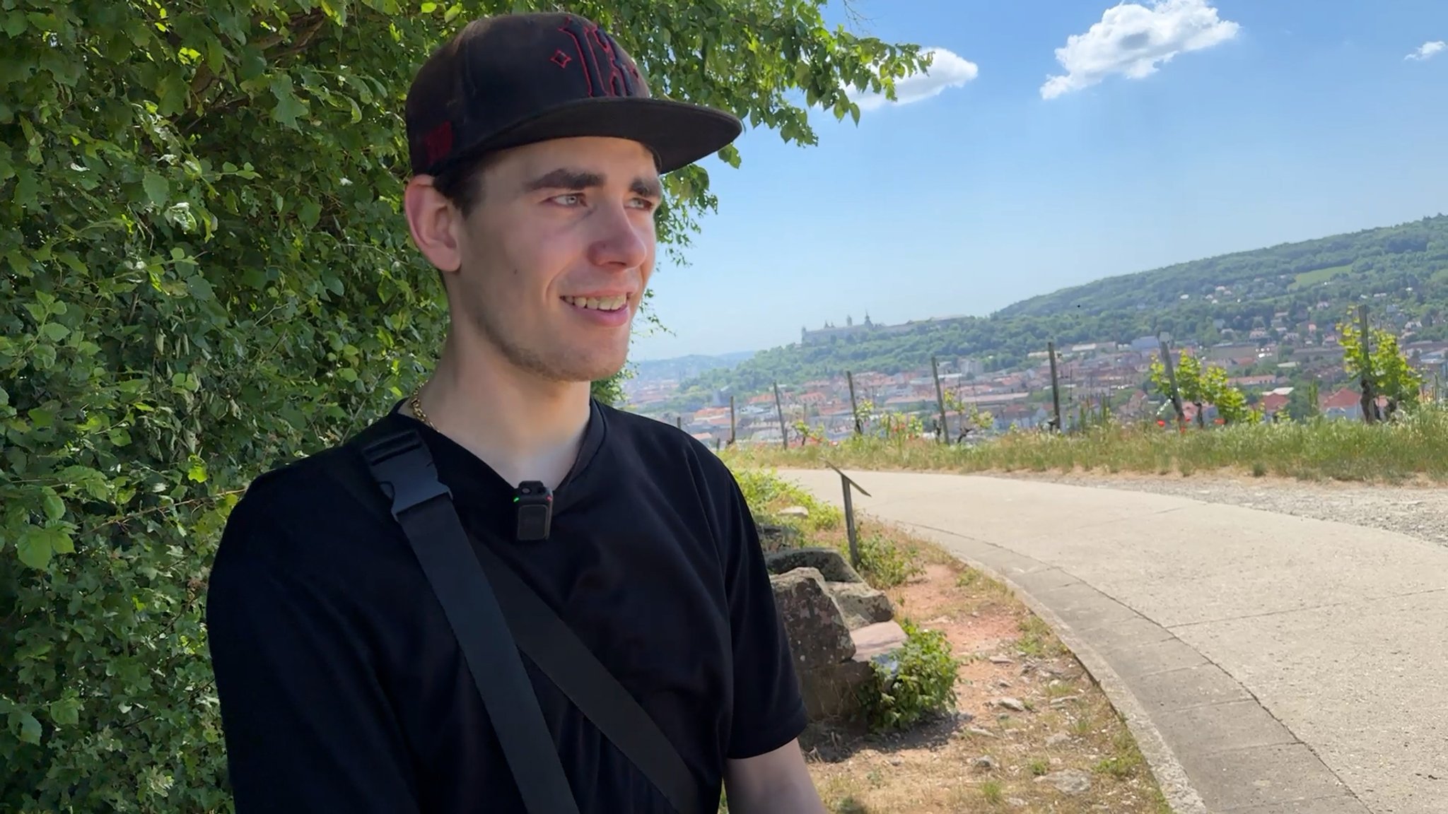 Paul im Vordergrund, dahinter Weinberge und die Festung Marienberg über Würzburg. | Bild: BR/Carolin Hasenauer Paul im Vordergrund, dahinter Weinberge und die Festung Marienberg über Würzburg.