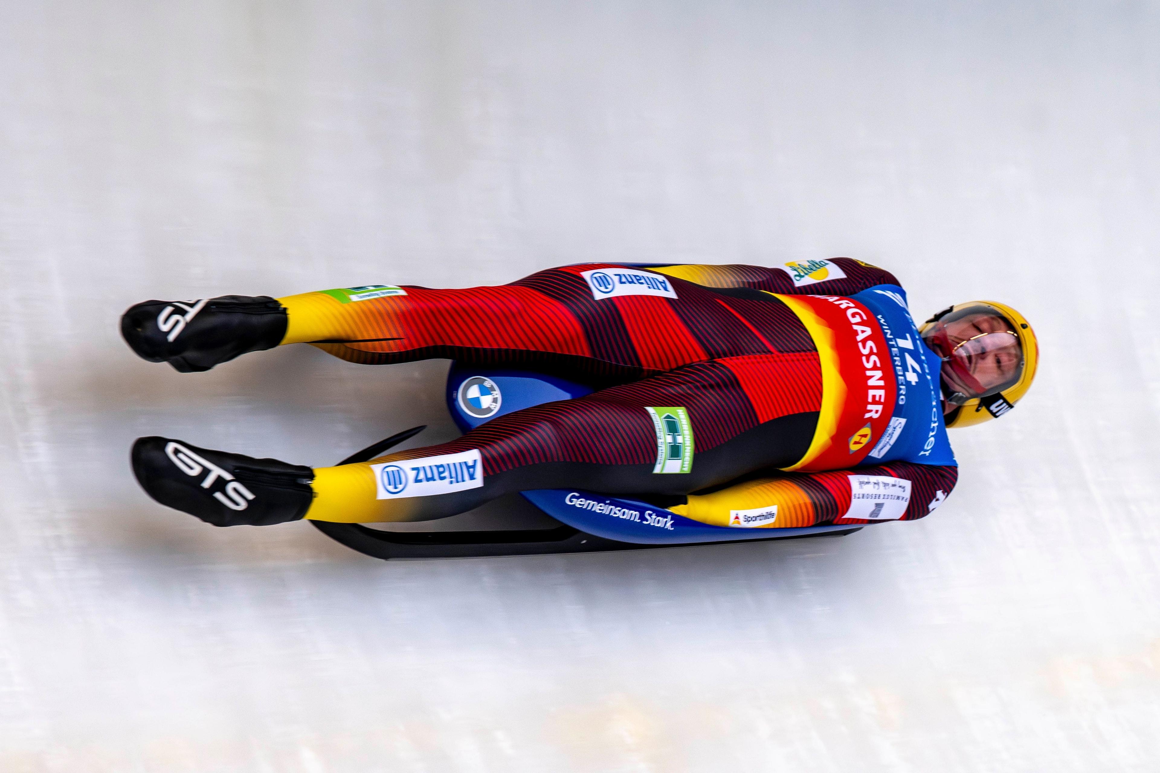 06.12.2025, Nordrhein-Westfalen, Winterberg: Rodeln: Weltcup, Einsitzer, Männer, 1. Durchgang: Felix Loch (Deutschland) fährt durch den Kanal. Foto: David Inderlied/dpa +++ dpa-Bildfunk +++