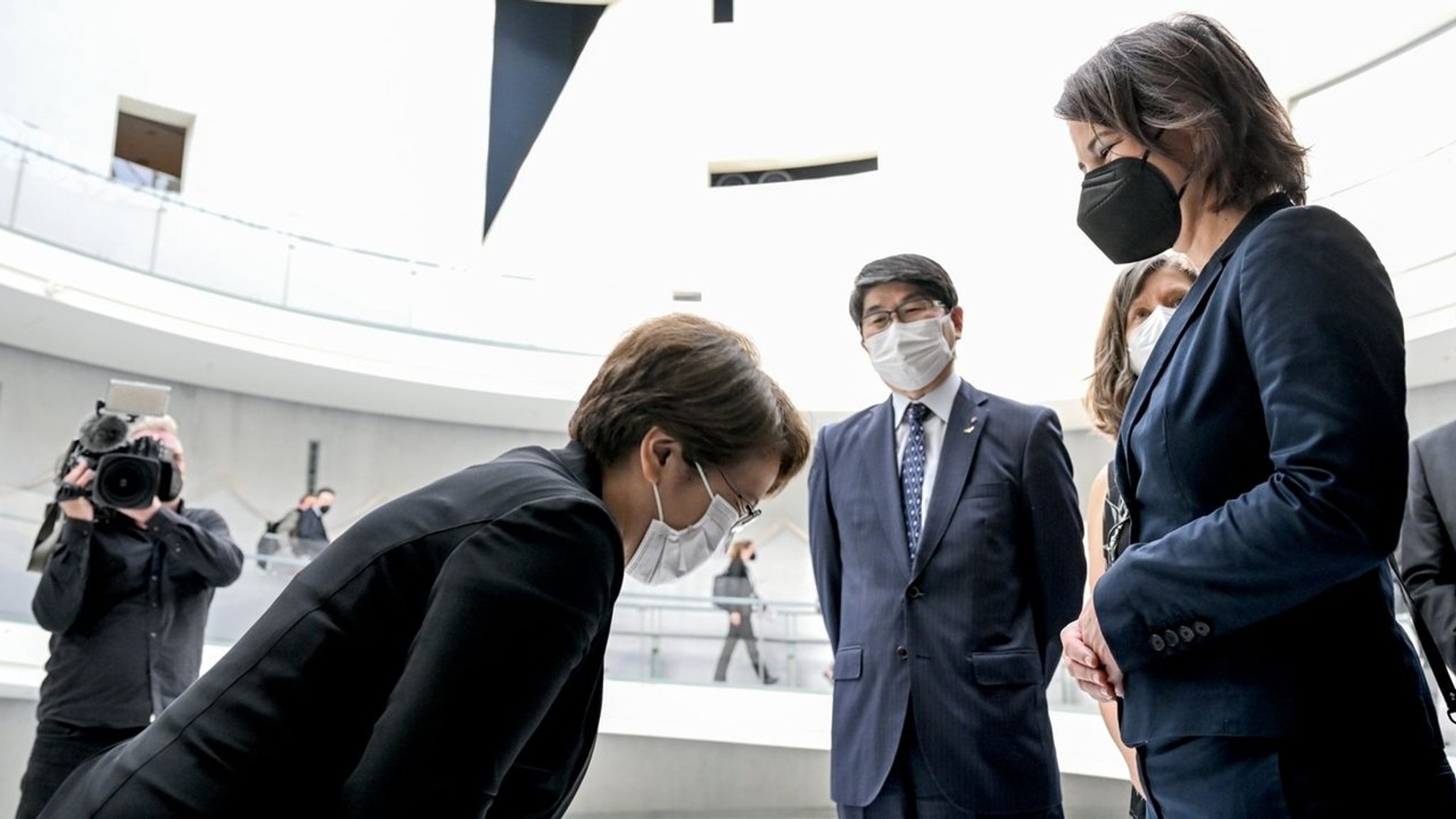 Außenministerin Baerbock wird von der Direktorin des Atombomben-Museum Keiko Shinozaki (l) begrüßt. Die Ministerin besucht das Atombomben-Museum zum Gedenken an die Opfer des Atombombenabwurfes vom 9. August 1945 in Nagasaki. 