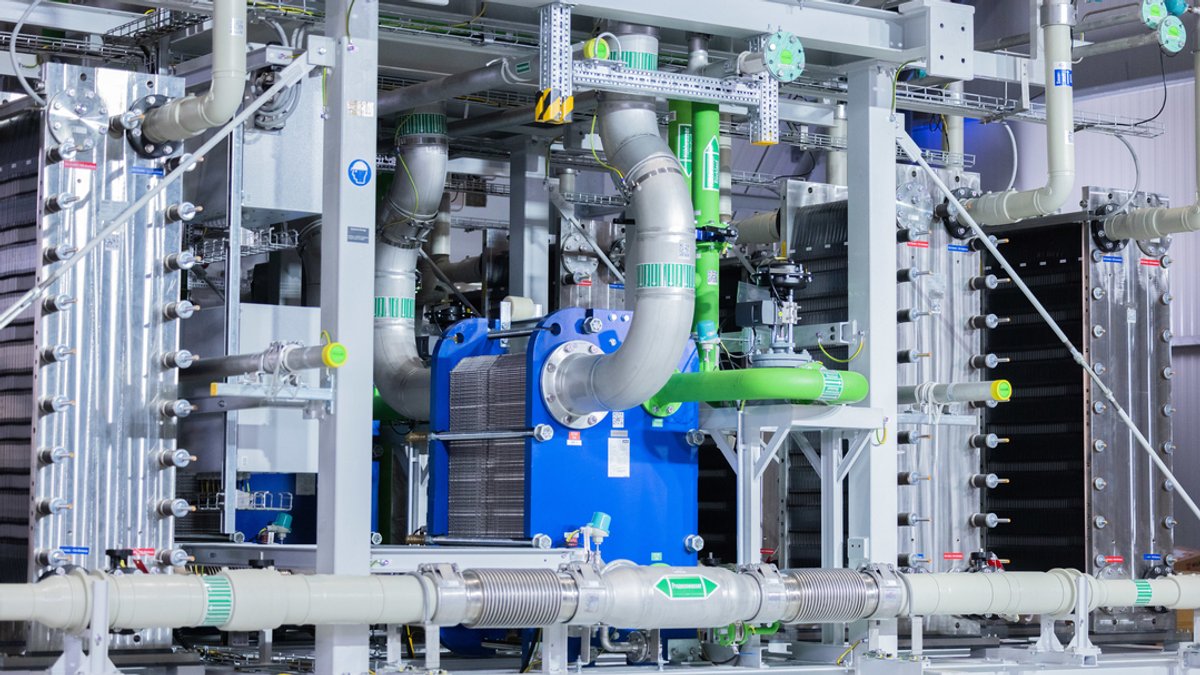 Blick auf einen Elektrolyseur für die Herstellung von grünem Wasserstoff bei Air Liquide (Symbolbild)