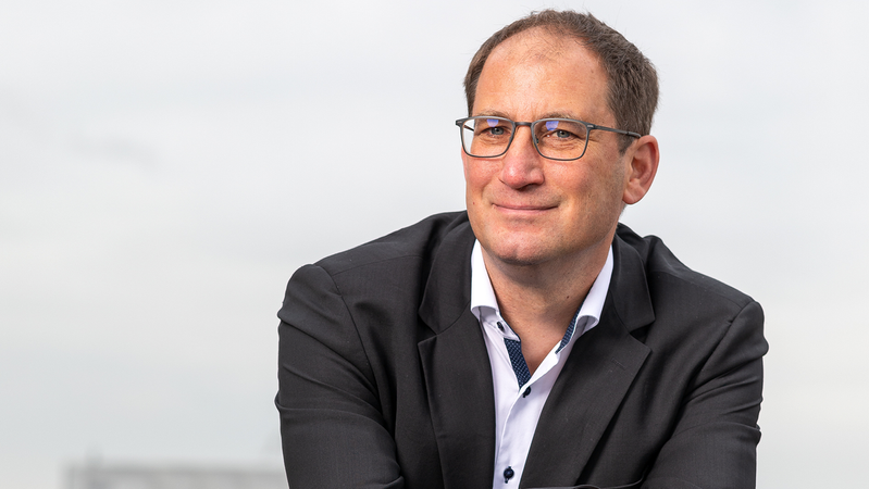 Ein Mann mit Brille, mittleren Alters, in Anzug und weißem Hemd; es ist der Migrationsexperte Constantin Hruschka | Bild: Constantin Hruschka Ein Mann mit Brille, mittleren Alters, in Anzug und weißem Hemd; es ist der Migrationsexperte Constantin Hruschka