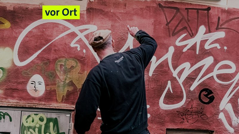 Der legale Profisprayer Mista Sed zeigt ein illegales Tag an einer Wand in der Augsburger Innenstadt. | Bild: BR/Fritz Weinzierl Der legale Profisprayer Mista Sed zeigt ein illegales Tag an einer Wand in der Augsburger Innenstadt.