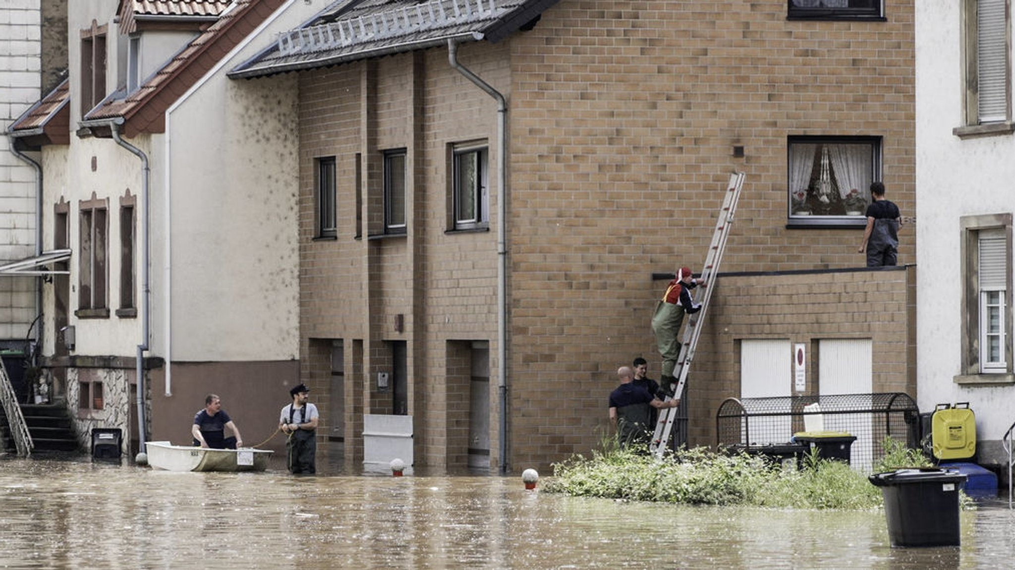 19.05.2024, Saarand, Kleinblittersdorf: Die Freiwillige Feuerwehr Löschbezirk Mitte Kleinblittersdorf versorgt mit Booten die Bewohner der Elsässer Straße. Bewohner im überschwemmten Kleinblittersdorf werden mit Feuerwehr-Booten von ihren Häusern zum Einkaufsmarkt gebracht. Wer im Haus bleibt wird von Helfern versorgt. Derzeit sind, nach Angaben der Feuerwehr, 70 Menschen von der Außenwelt abgeschnitten · Das Wasser steht immer noch hüfthoch. Foto: Andreas Arnold/dpa +++ dpa-Bildfunk +++