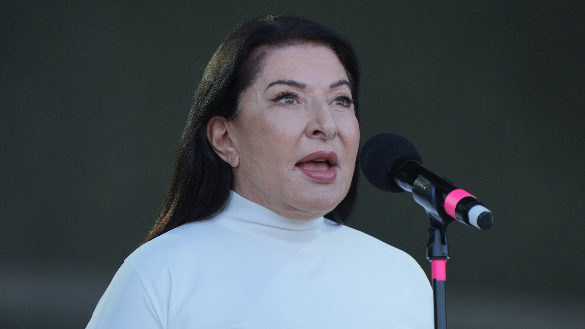 Die serbische Performance-Künstlerin Marina Abramovic beim Glastonbury Festival 2024 | Bild: picture alliance / empics | Yui Mok Die serbische Performance-Künstlerin Marina Abramovic beim Glastonbury Festival 2024