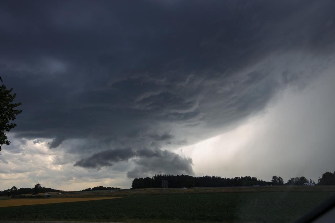 Illertissen: Dunkle Gewitterwolken haben sich über dem bayerisch-schwäbischen Landkreis Neu-Ulm gebildet.