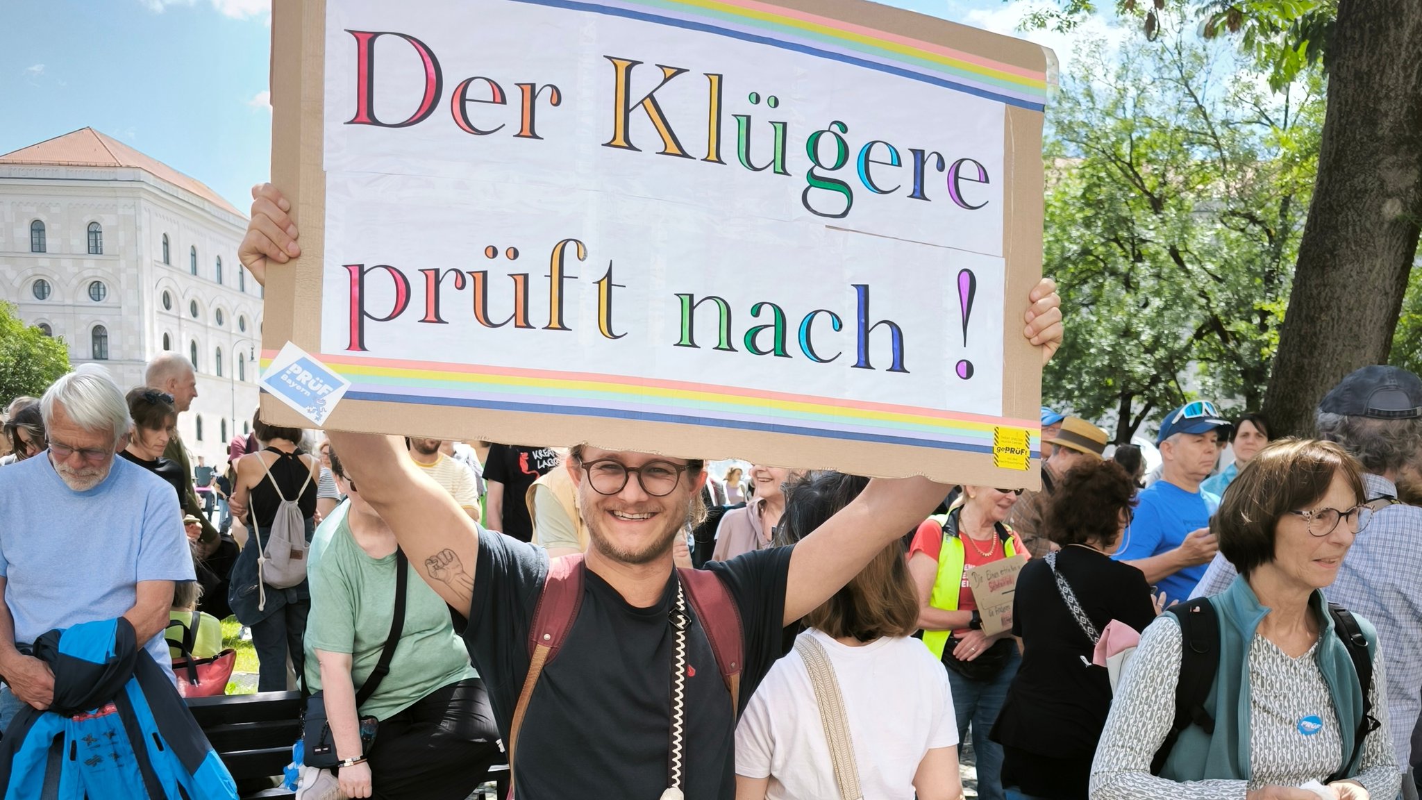 Demo in München: Rufe nach Prüfung von Parteiverbot