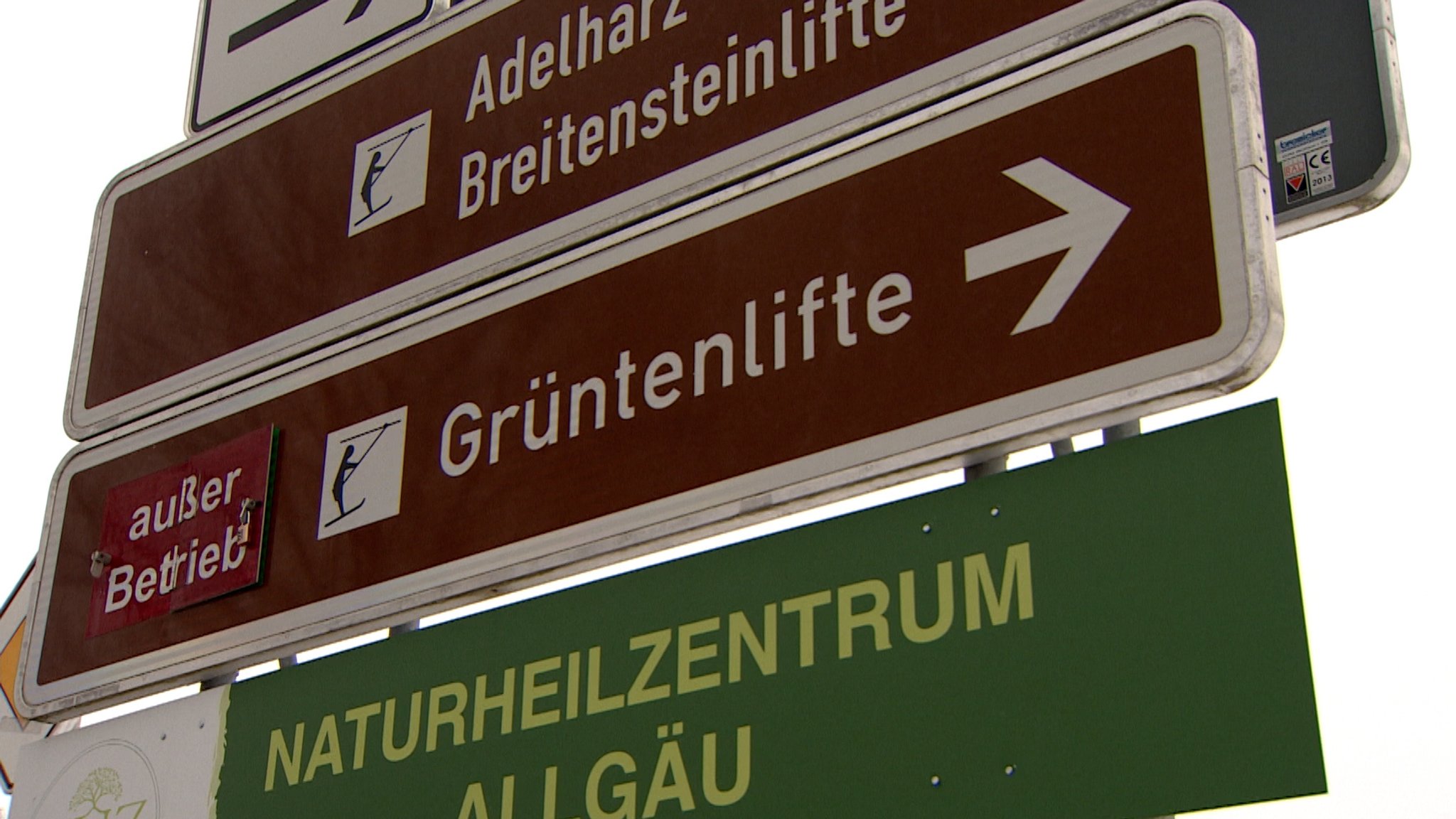 Wegweiser mit der Aufschrift: "Grüntenlifte außer Betrieb"