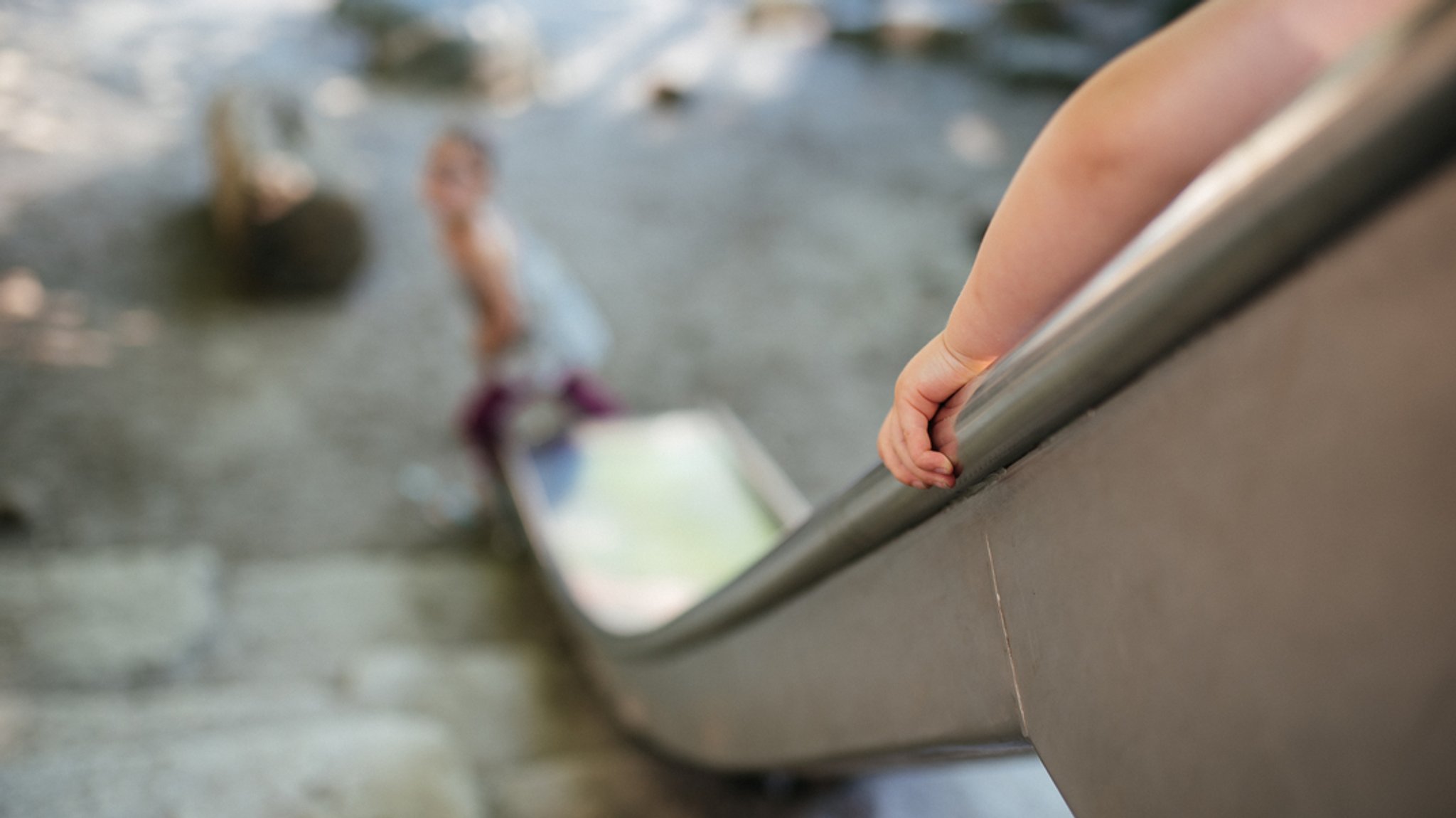 Kinder spielen auf einer Rutsche.