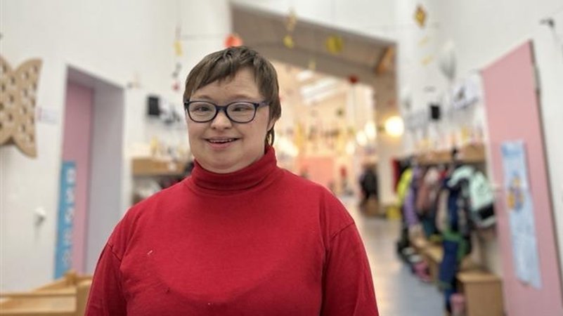 Eine Frau mit Brille und rotem Pullover lächelt in die Kamera. | Bild: BR/Andreas Wenleder Eine Frau mit Brille und rotem Pullover lächelt in die Kamera.