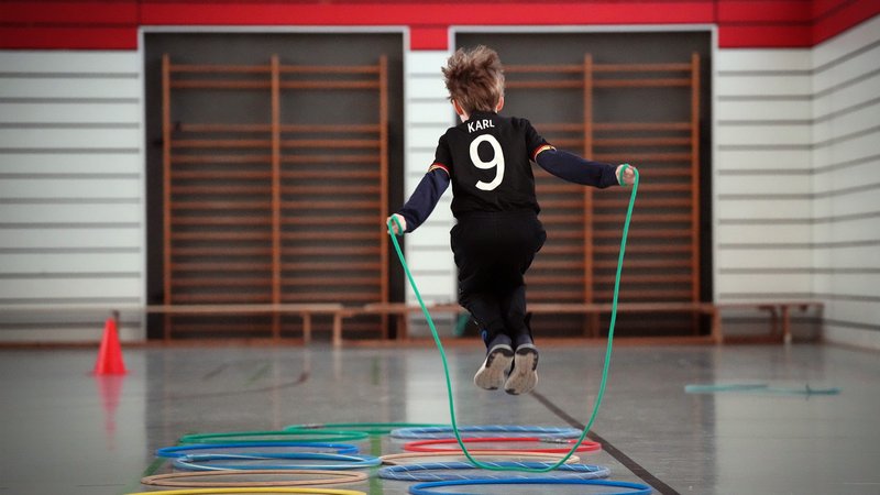 Noch fehlt ein Konzept für die "Bewegungs-Halbe-Stunde" in Bayern | Bild: picture-alliance/dpa Noch fehlt ein Konzept für die "Bewegungs-Halbe-Stunde" in Bayern