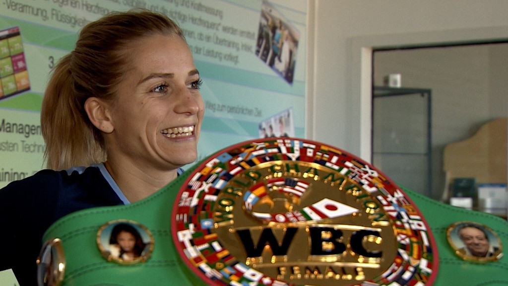 Tina Rupprecht sitzt vor ihrem Weltmeister-Gürtel