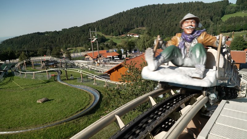 "Da voglwuide Sepp" im Freizeitland "D’Rodelbahn St. Englmar". | Bild: BR/Christian Akber-Sade "Da voglwuide Sepp" im Freizeitland "D’Rodelbahn St. Englmar".