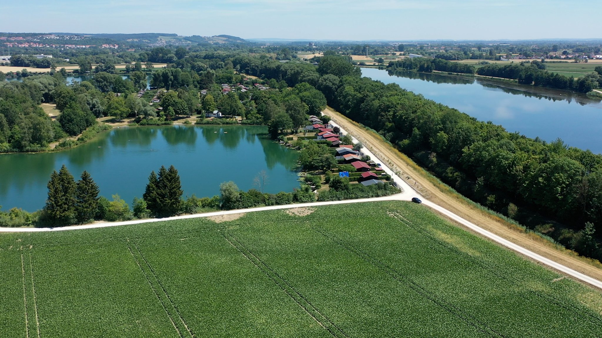 Der Badesee in Riedlingen neben Feldern und der Donau